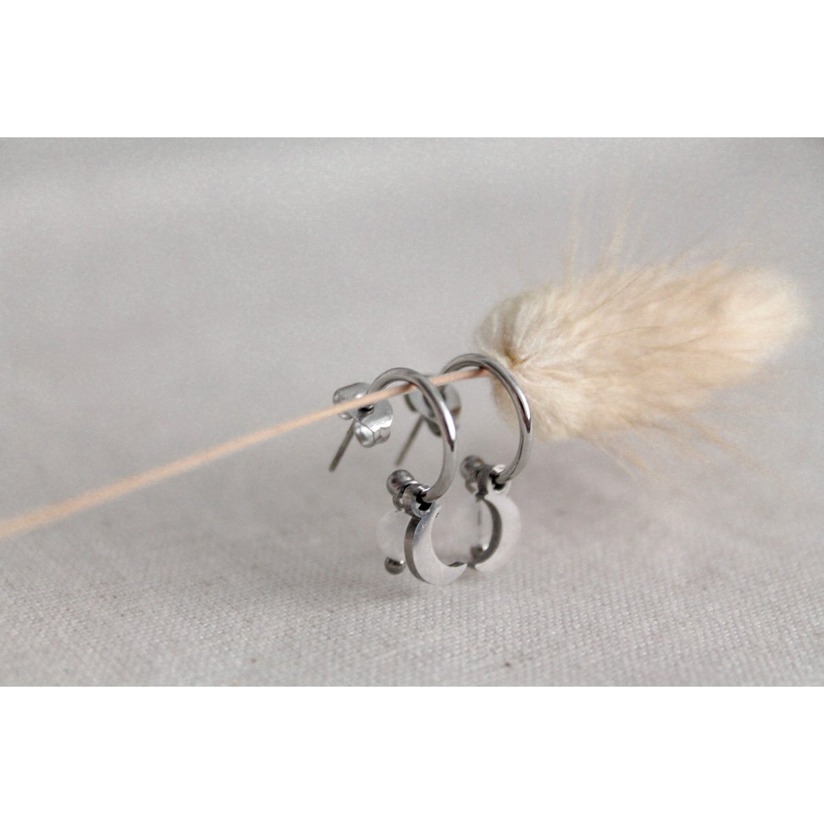 Zilveren oorringetjes met maanbedeltje en maansteentje, stainless steel, Saint Clairmont