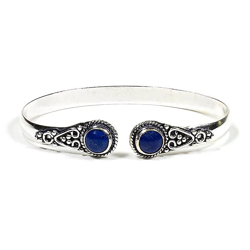 Verstelbare zilverkleurige armband met diepblauwe lapis lazuli edelstenen en fijn gravuur voor zelfexpressie en wijsheid