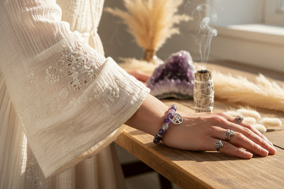 Fluoriet en amethist armband met levensboom bedel – spiritueel sieraad