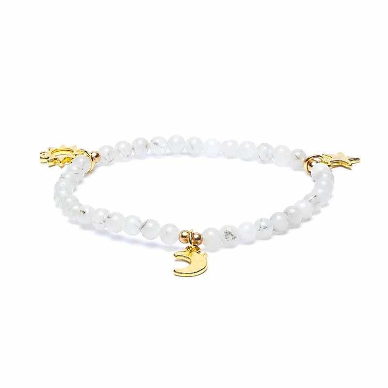 Maansteen armband met zon, maan en sterren bedels in zachte wit-parelmoer uitstraling