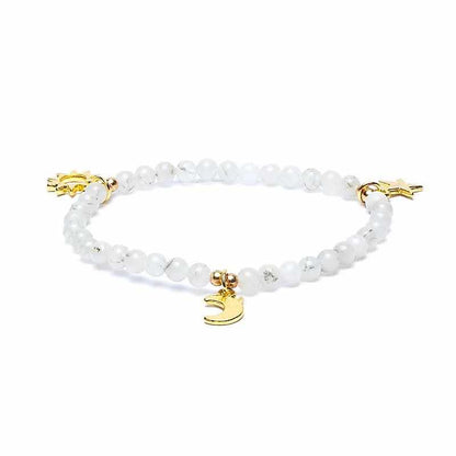 Maansteen armband met zon, maan en sterren bedels in zachte wit-parelmoer uitstraling
