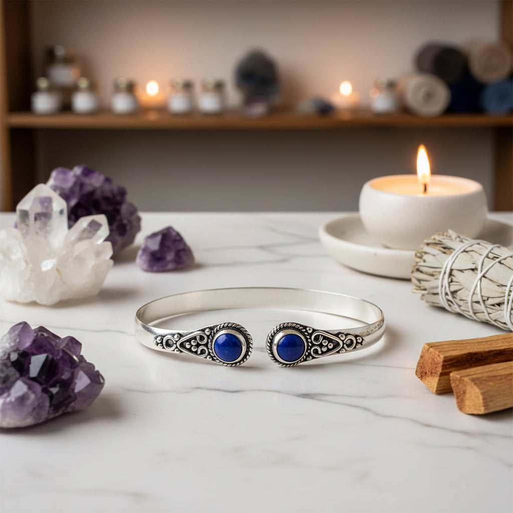 Verstelbare Lapis Lazuli armband met diepblauwe edelstenen en zilverkleurig design voor wijsheid en zelfexpressie