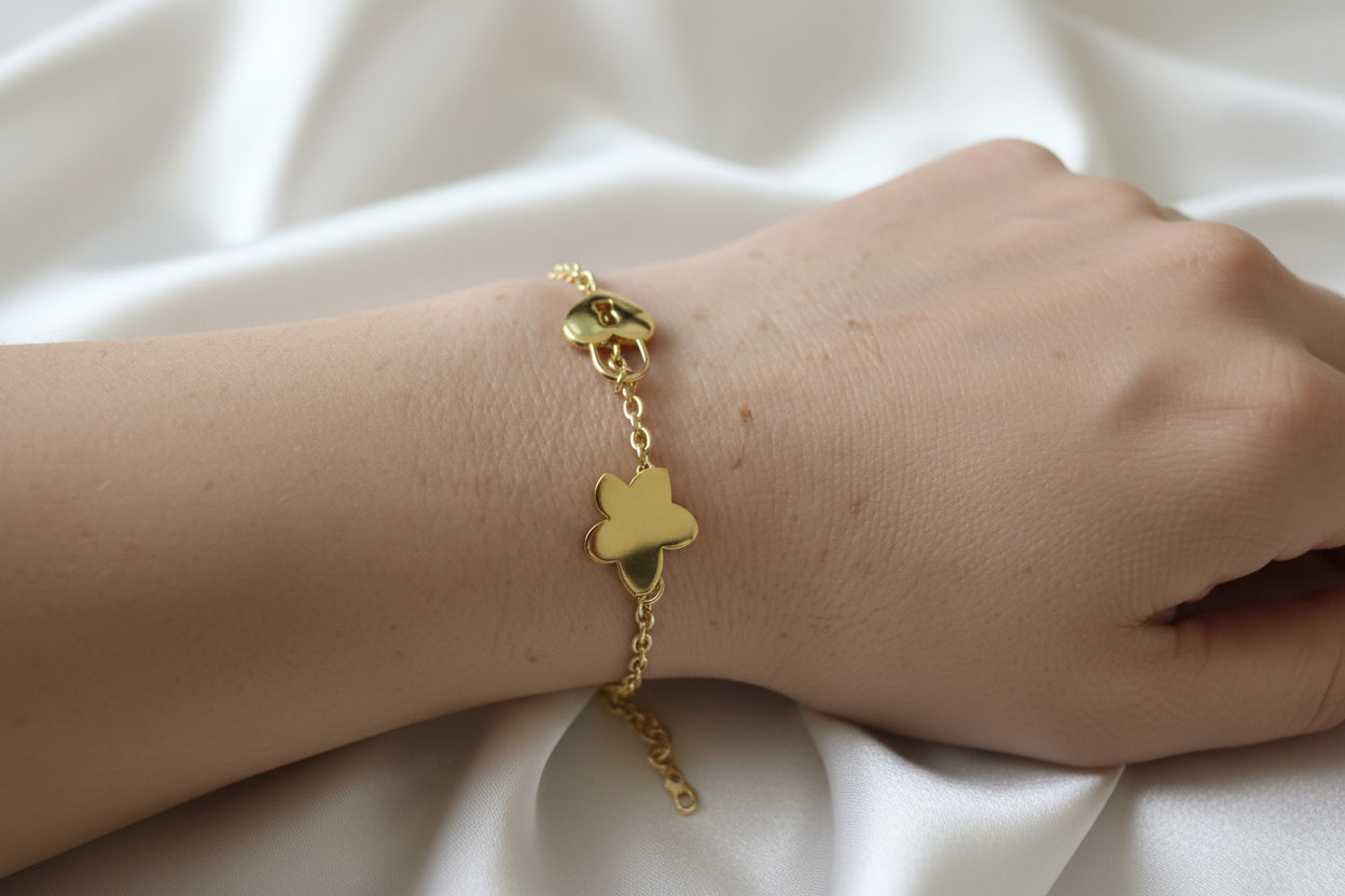 Gouden bedelarmband dames sieraden close-up
