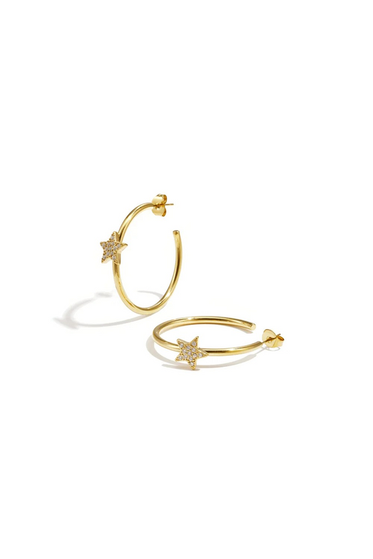 Gouden creool met belegde strass ster in de oorlel