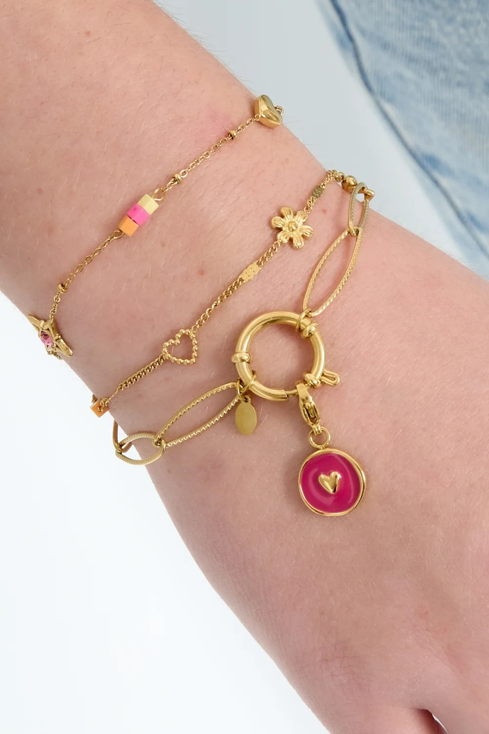 Glow Mystic in Style grove DIY RVS schakel armband met roze hart bedel om pols.