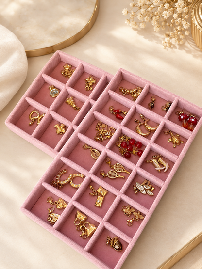 Diverse armband bedels van Glow Mystic in Style in oud roze opbergbakjes