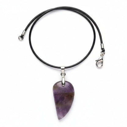 Amethist engelenvleugel ketting met paarse natuurlijke steen aan zwarte leren ketting.