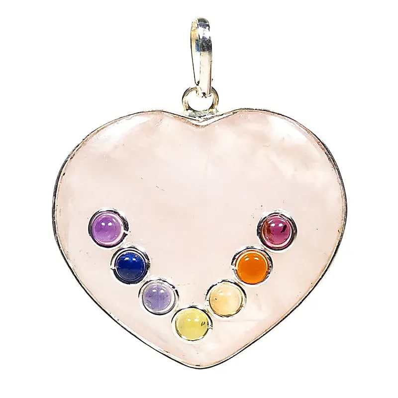 Hartvormige chakra edelsteen hanger met zeven gekleurde chakra stenen in zilveren omlijsting, onderdeel van een intuïtieve Chakra Gift Box voor chakra balans en healing.
