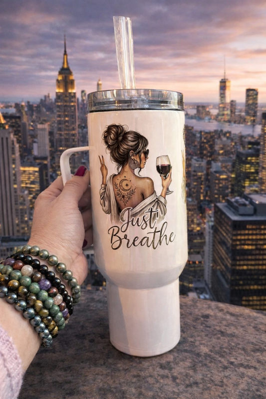 RVS travel mug met handvat en Just Breathe design, dubbelwandig en isolerend voor warme en koude dranken.