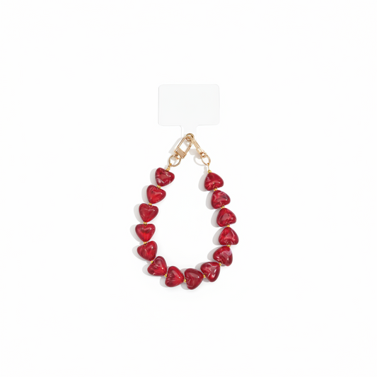 Glow Mystic in Style karmozijnrode hartjes telefoonketting op witte neutrale achtergrond.