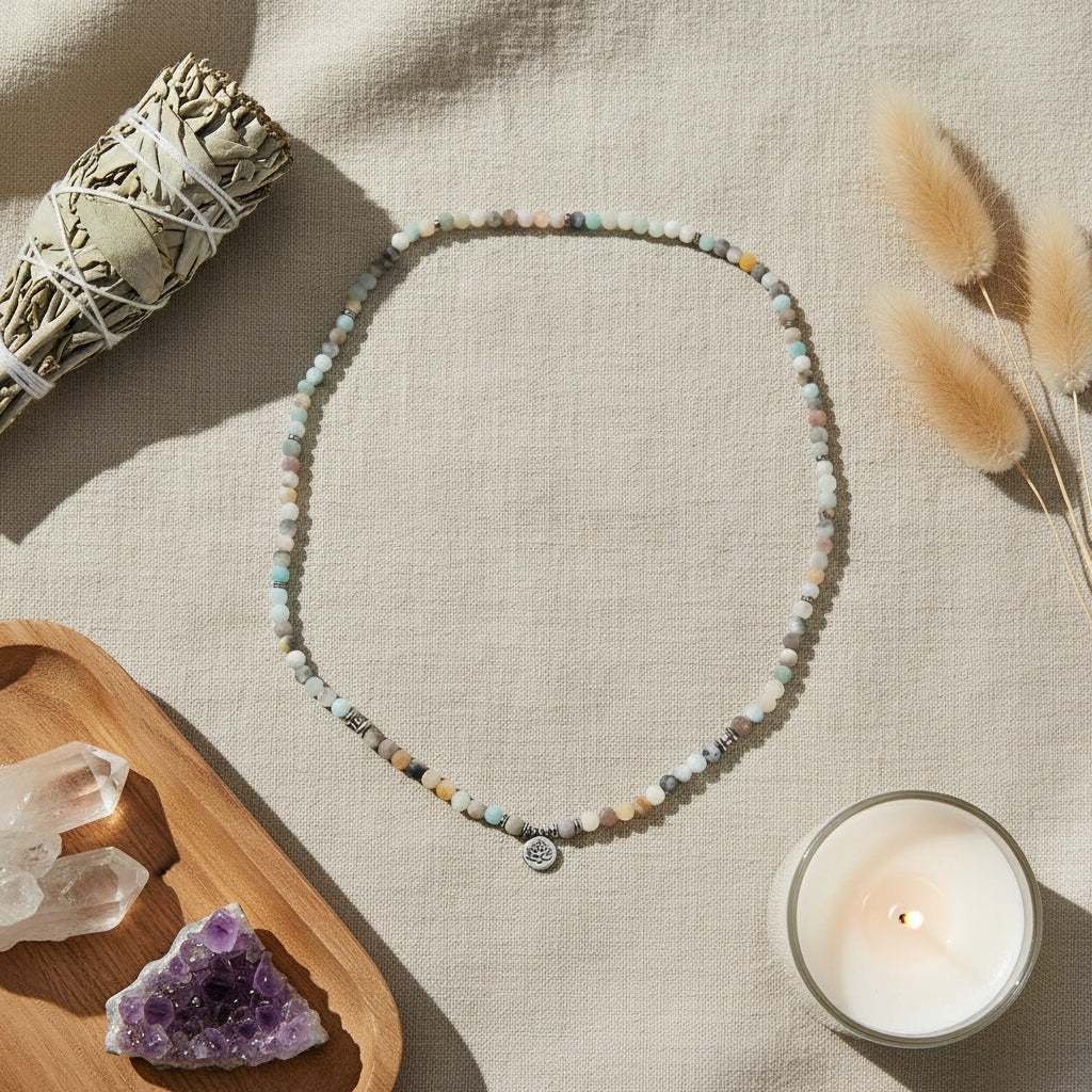 Amazoniet mala met 108 kralen en lotus bedel, rustgevend en beschermend edelsteen sieraad voor meditatie en dagelijkse harmonie.