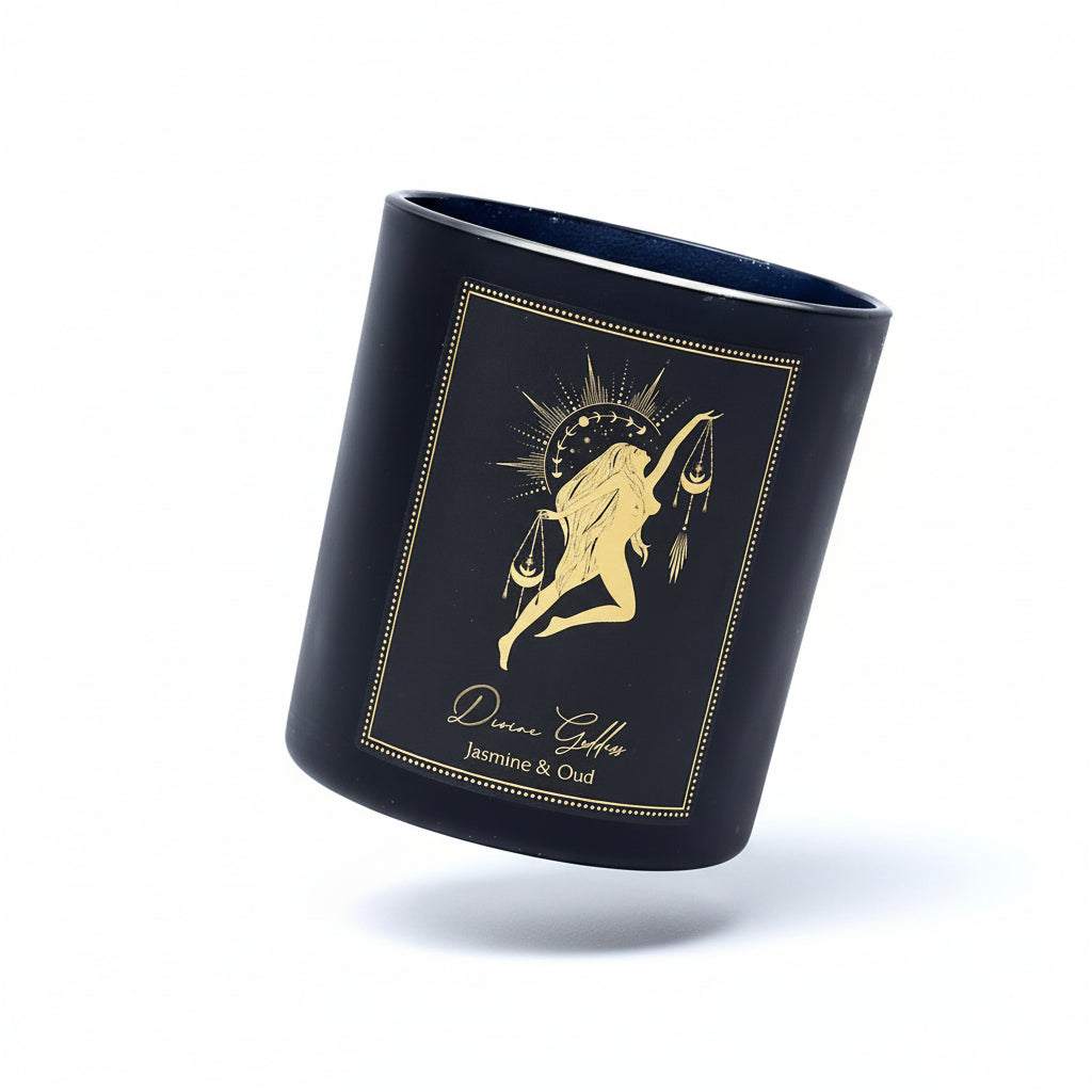 Divine Goddess Manifestatiekaars in donker glas met jasmijn en oudh geur, brandduur ±20 uur, verzachtende vrouwelijke energie.