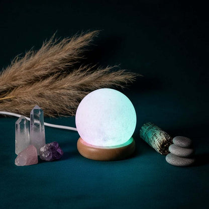 Mini Mood Zoutlamp Bol met LED-verlichting en houten basis voor rustgevende sfeer en energie.