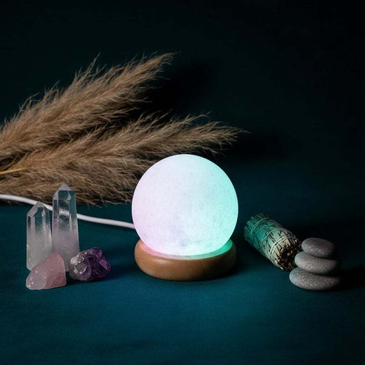 Mini Mood Zoutlamp Bol met LED-verlichting en houten basis voor rustgevende sfeer en energie.