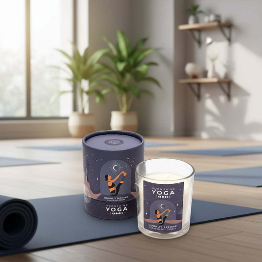Moonshine Yoga Geurkaars Moonlit Jasmine van soja met rustgevende jasmijngeur in stijlvolle verpakking