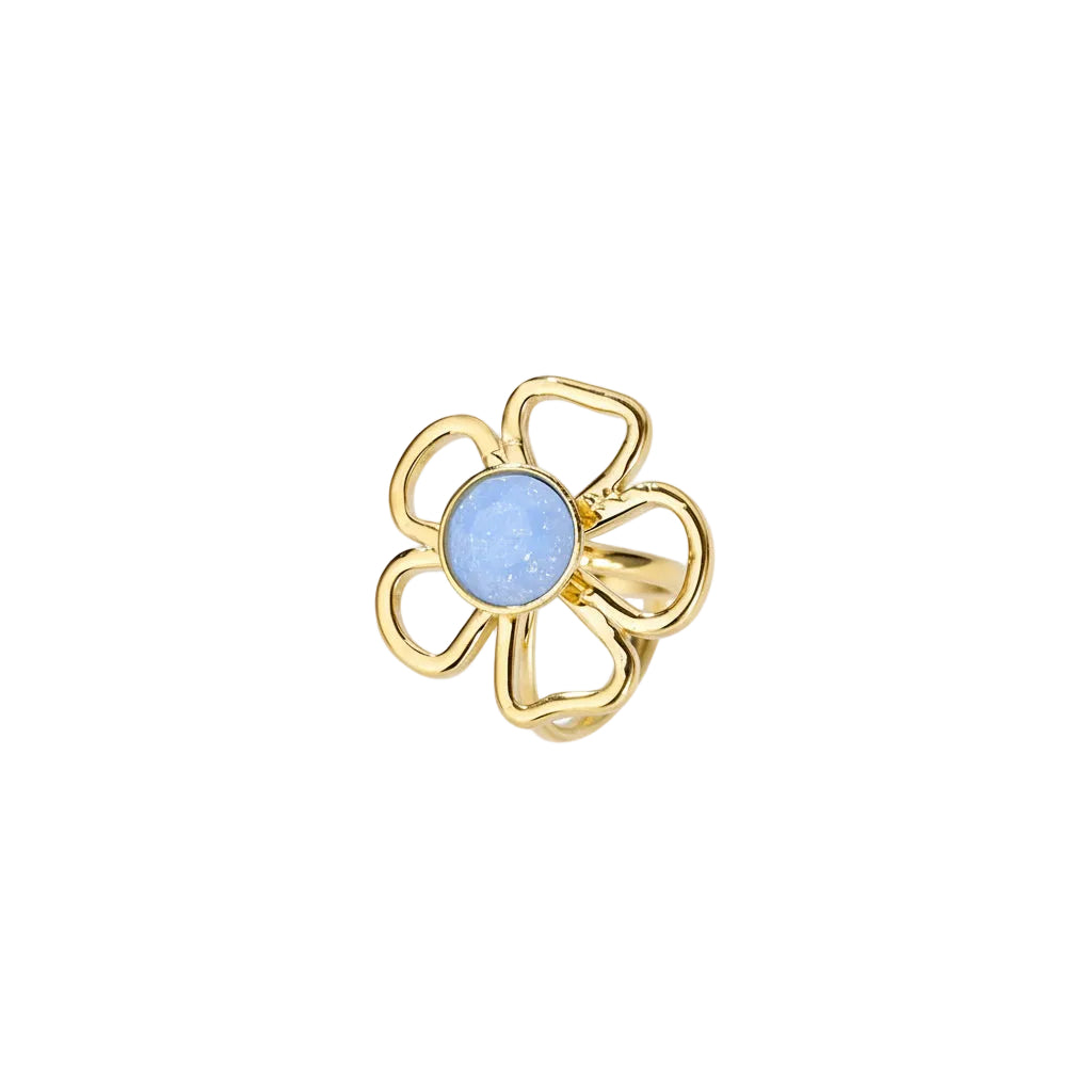 Bovenaanzicht van de goudkleurige Flower ring met blauwe steen op een decoratieve witte achtergrond