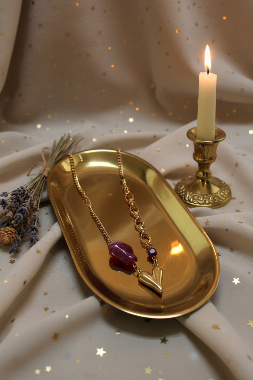 Glow Mystic in Style Rvs hart ketting met bordeauxrode kralen op een goudkleurige glanzende schaal