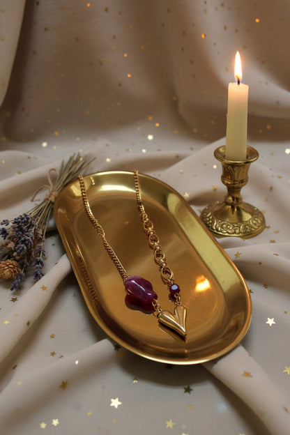 Glow Mystic in Style Rvs hart ketting met bordeauxrode kralen op een goudkleurige glanzende schaal