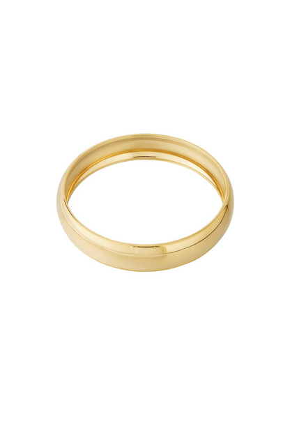 Tijdloze gouden RVS bangle armband met minimalistisch design op witte achtergrond.