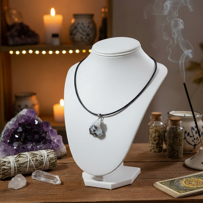 Ruwe maansteen ketting met zwart leren koord en uniek ruwe maansteen hanger voor intuïtie en emotionele balans