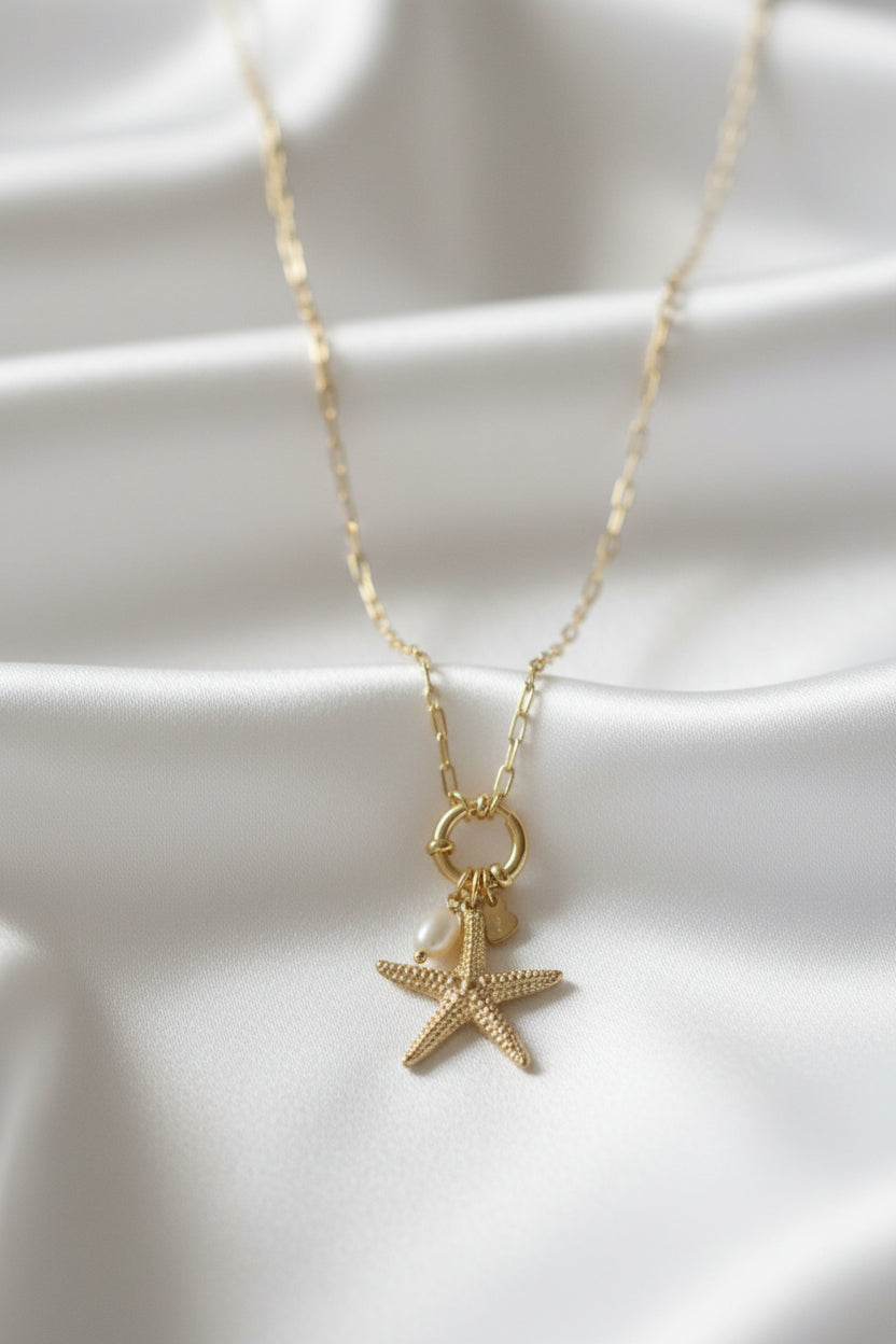 Zeester ketting als mock up op een wit satijnen kleed gepresenteerd
