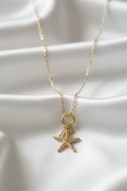 Zeester ketting als mock up op een wit satijnen kleed gepresenteerd
