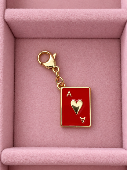Glow Mystic in Style gouden stainless steel Harten Aas bedel met rood emaille in roze sieradendoosje