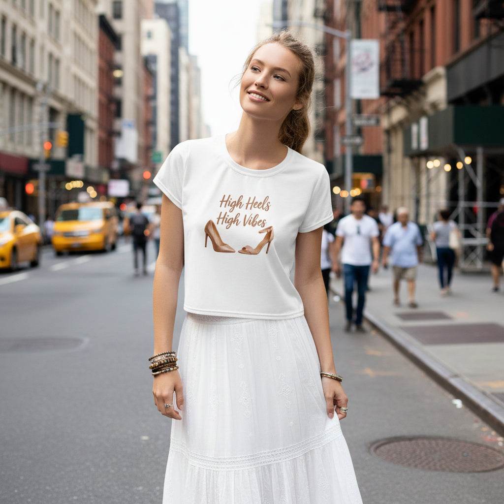 Dames dragen witte High Heels High Vibes Crop Top met spijkerbroek in stedelijke omgeving