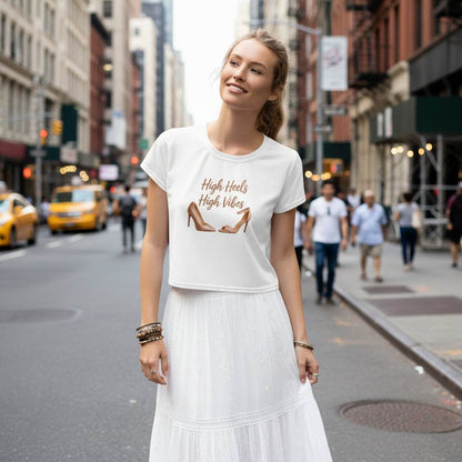 Dames dragen witte High Heels High Vibes Crop Top met spijkerbroek in stedelijke omgeving