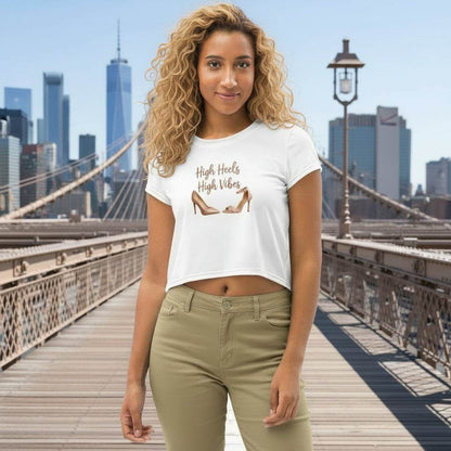 Damesmodel draagt witte High Heels High Vibes Crop Top met beige broek op stadse brug bij zonnige dag