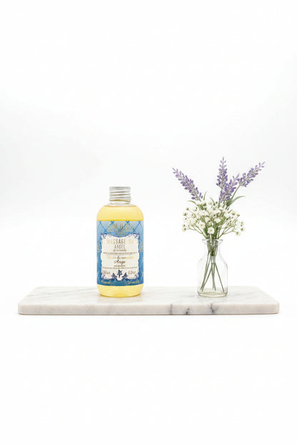 Saules Fabrika luxe massageolie Angel 200ml doseerfles met lichtblauw label tegen een sfeervolle achtergrond met droogbloemen en pampasgras - Glow Mystic in Style.