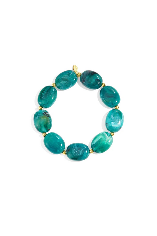 Luxe grove armband van smaragdgroene gemarmerde acryl kralen met kleine goudkleurige tussenkralen op een witte achtergrond.
