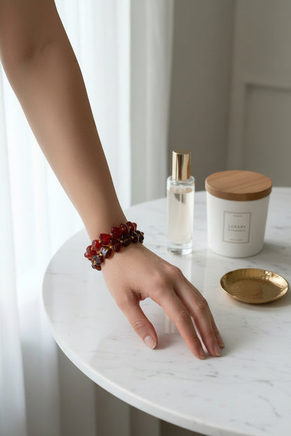 Glow Mystic in Style chunky hartjes armbanden duo-pack gedragen door een model.