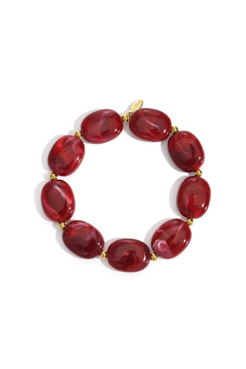 Luxe grove armband van bordeauxrode gemarmerde acryl kralen met kleine goudkleurige tussenkralen op een witte achtergrond.