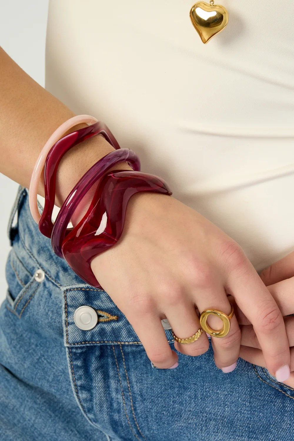 Glow Mystic in Style brede karmozijnrode acryl bangle en slanke armbanden om pols van model