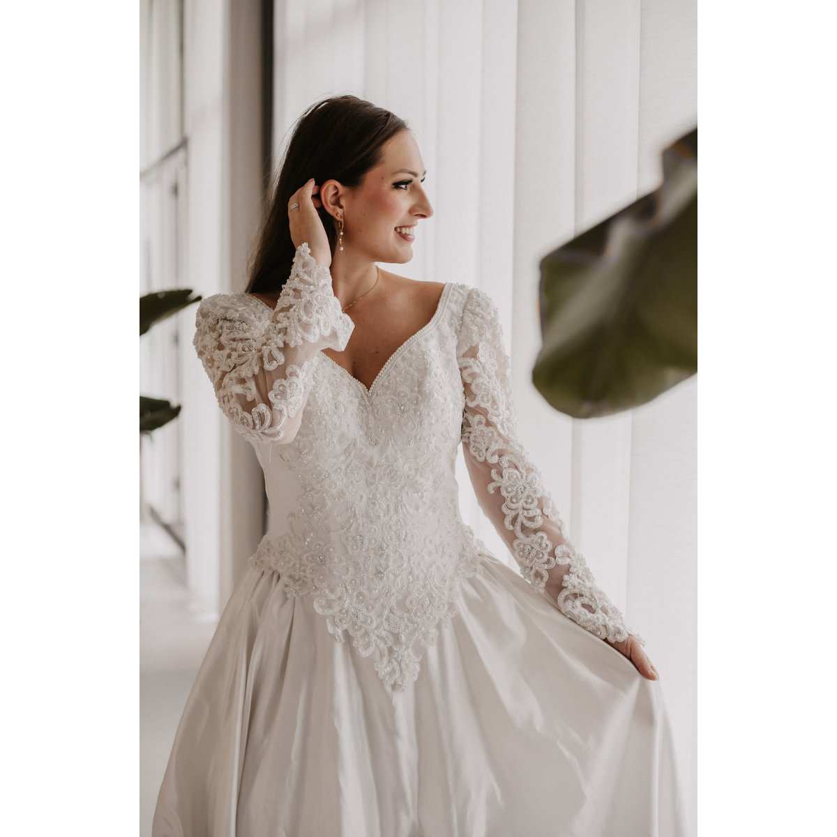 Goudkleurige stainless steel oorbellen met kristal hart, maansteen en parel, elegant en vrouwelijk design