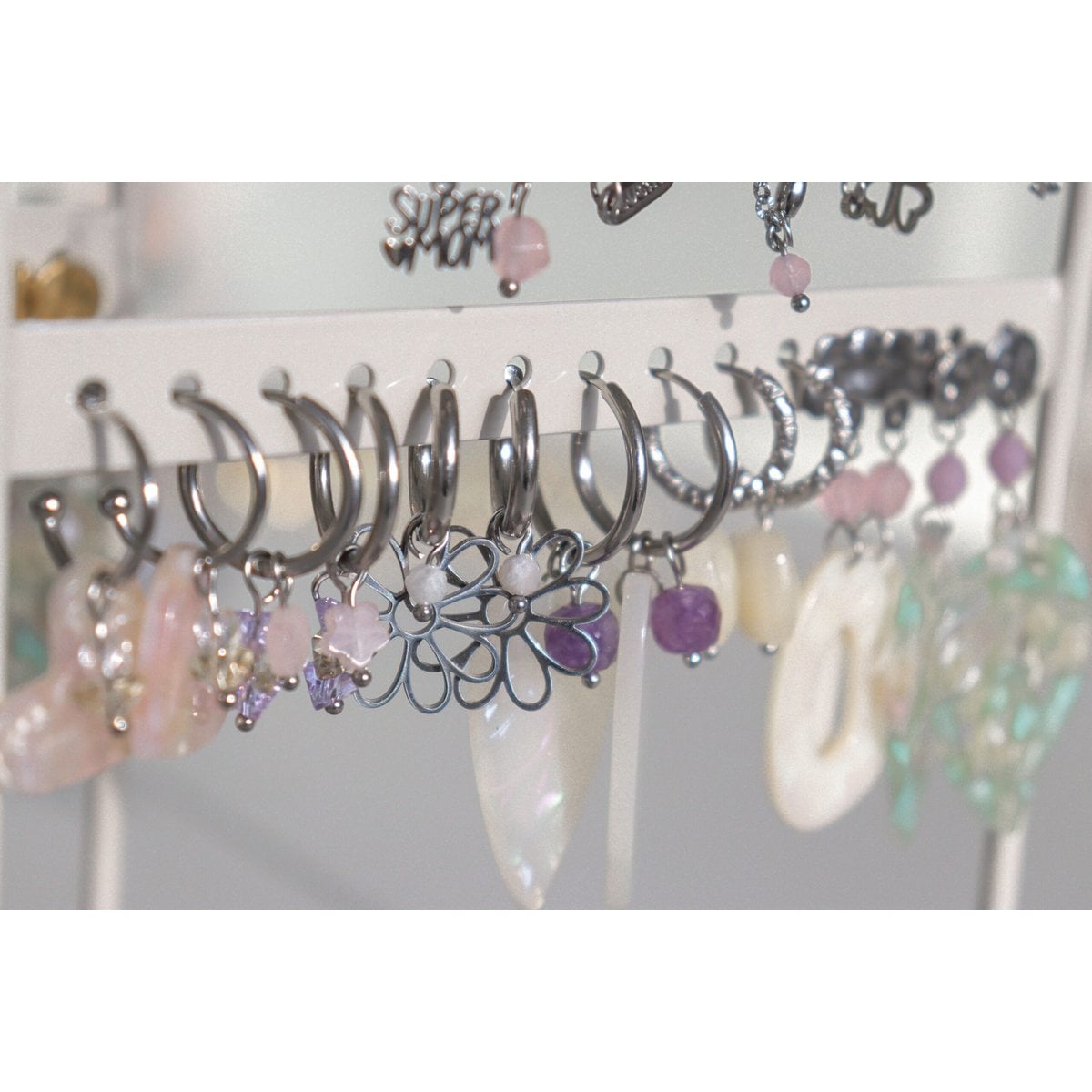 Bloem oorringen met maansteen tussen andere edelsteen sieraden