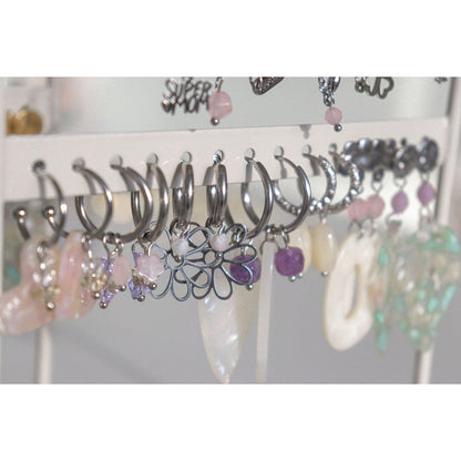 Bloem oorringen met maansteen tussen andere edelsteen sieraden