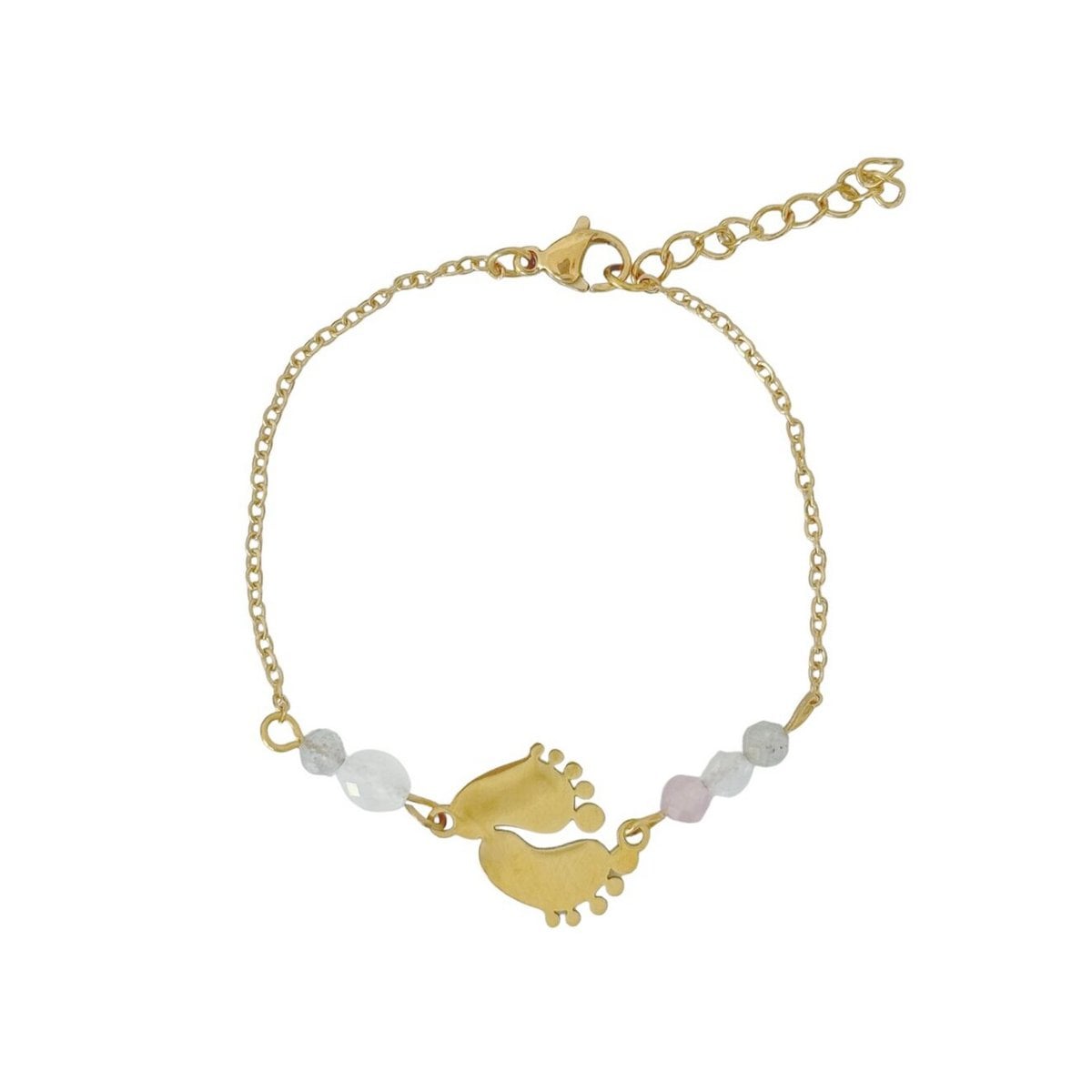 "Vrijstaande productfoto van het Saint Clairmont Liefdevol Begin Armbandje op een witte achtergrond. Het goudkleurige stainless steel sieraad laat duidelijk de babyvoetjes-bedel en de betekenisvolle edelstenen Rozenkwarts, Witte Jade en Maansteen zien, inclusief de verstelbare sluiting."