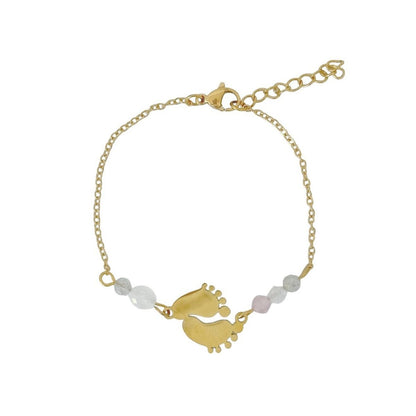"Vrijstaande productfoto van het Saint Clairmont Liefdevol Begin Armbandje op een witte achtergrond. Het goudkleurige stainless steel sieraad laat duidelijk de babyvoetjes-bedel en de betekenisvolle edelstenen Rozenkwarts, Witte Jade en Maansteen zien, inclusief de verstelbare sluiting."