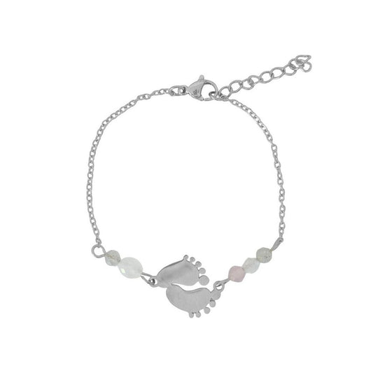 "Vrijstaande productfoto van het zilverkleurige Saint Clairmont Liefdevol Begin Armbandje op een witte achtergrond, met de babyvoetjes-bedel en de edelstenen Rozenkwarts, Witte Jade en Maansteen zichtbaar."