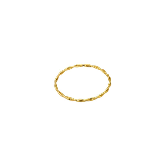 Minimalistische goudkleurige gedraaide bangle armband van stainless steel op een heldere witte achtergrond van Glow Mystic in Style.