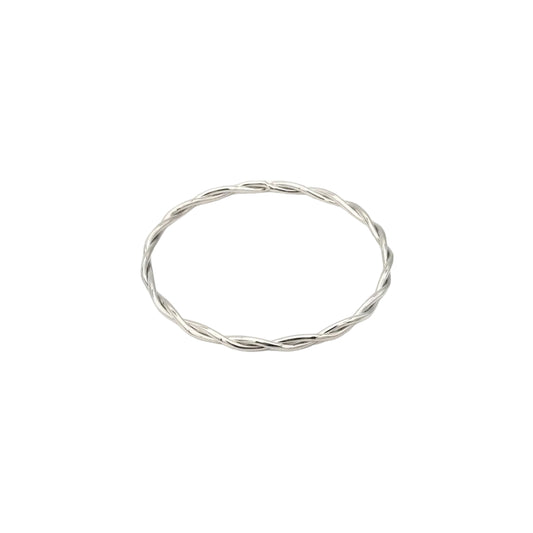 Minimalistische zilveren gedraaide bangle armband van stainless steel op een heldere witte achtergrond van Glow Mystic in Style.