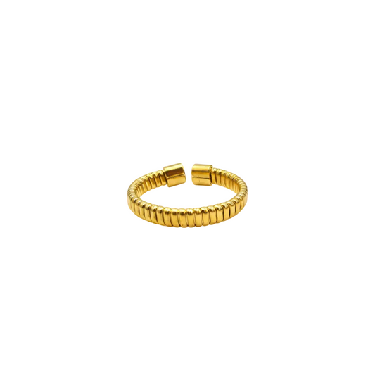 Minimalistische goudkleurige open bangle ring van stainless steel met balletjes plat neergelegd op een elegante witte achtergrond van Glow Mystic in Style.