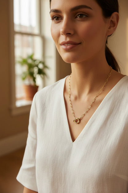 Model draagt de Glow Mystic in Style goudkleurige schakelketting met ronde sluiting