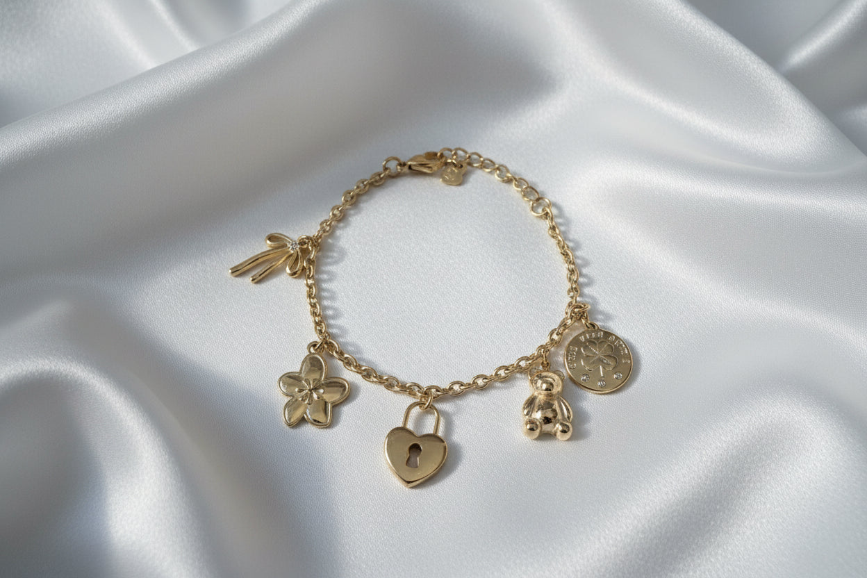 Elegante goudkleurige armband met verschillende bedels