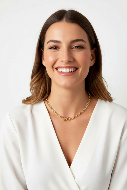 Vrouw draagt luxe gouden RVS schakelketting met minimalistisch design van Glow Mystic in Style.