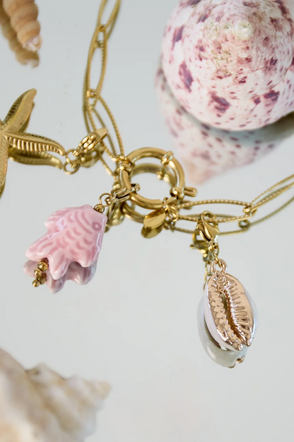 Luxe gouden schelp bedel aan ketting met beach uitstraling van Glow Mystic in Style