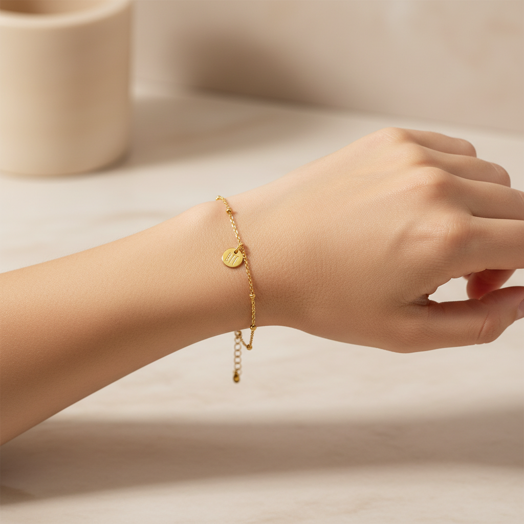 Best Friends armband goud stainless steel gedragen om de pols