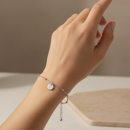 Zilveren BFF armband gedragen om de pols, minimalistische stainless steel vriendschapsarmband met ronde bedel.